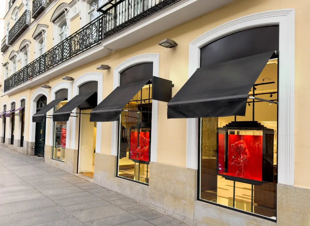 Façade vitrine de magasin en aluminium sur mesure à Douvres-la-Délivrande